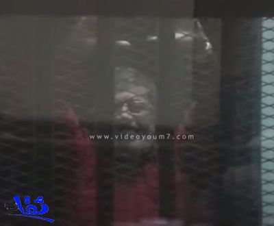 بالفيديو .. مرسي بـ "البدلة الحمراء" لأول مرة بعد الحكم بإعدامه