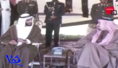  تداول فيديو قديم للملك خالد يستضيف الشيخ زايد في خيمته بحضور الملك عبدالله والملك سلمان 
