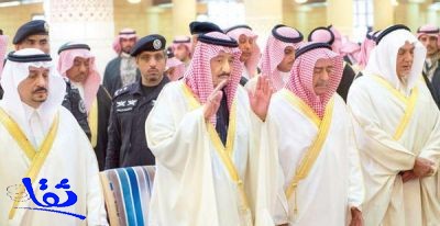 خادم الحرمين يؤدي صلاة الميت على الأمير سعود الفيصل