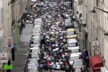 مسلمون يؤدون صلاة الجمعة بشوارع باريس رغم الحظر 