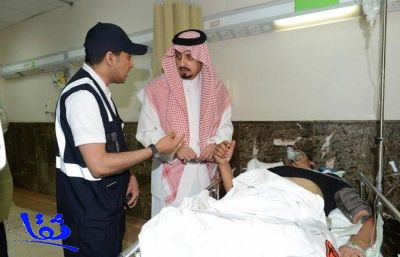 أمير عسير يتفقد موقع تفجير مسجد الطوارئ ويزور المصابين بالمستشفى 