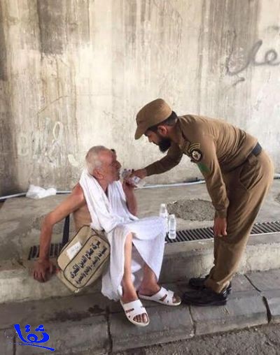 صورة تبرز إنسانية رجل أمن في تعامله مع حاج مسن.. الأكثر تداولاً