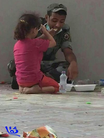 بالصورة : طفلة تشارك رجل أمن وجبته في المشاعر المقدسة