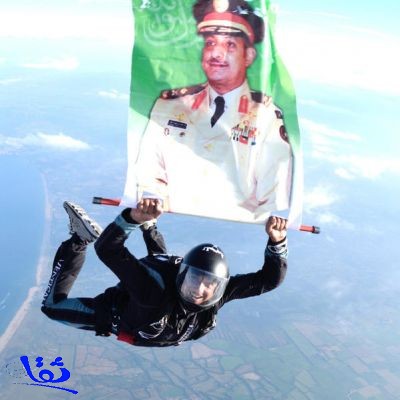  بالصورة .. سعودي يقفز بصورة قائد المظلات من ارتفاع 17 ألف قدم بإسبانيا 