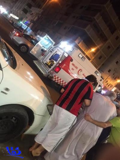  ممرضة سعودية تنقذ مسناً سقط في الشارع بينبع 