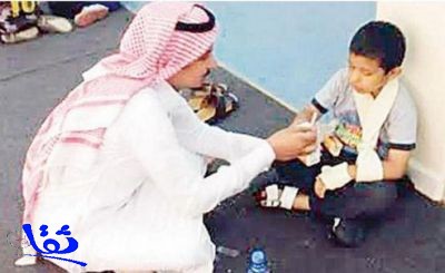 صورة لمعلم يساعد طالباً مصاباً على تناول إفطاره تنال إعجاب المغردين