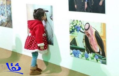  طفلة تطبع قبلة على صورة للملك سلمان في عفوية تامة- صورة 