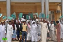 عشرات المواطنين يتجمعون احتجاجاً على سعي «بلدية العارضة» لاستقدام عمّال