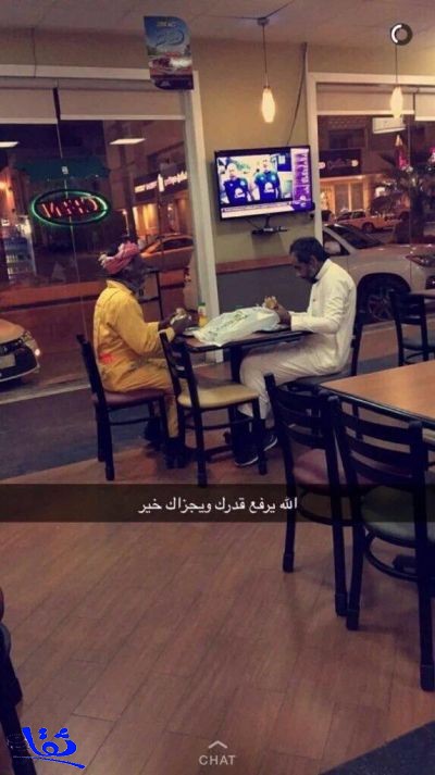  صورة لمواطن يتناول طعامه برفقة عامل نظافة داخل مطعم تثير إعجاب المغردين عبر تويتر 