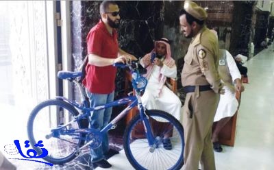  شاب يحاول إدخال دراجة للحرم المكي.. وموظفو الأمن يمنعونه (صورة) 