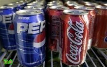 كوكاكولا وبيبسي يغيران مادة في المشروبات لتفادي وضع تحذير من السرطان عليها