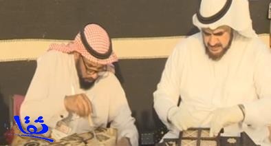  سوق عكاظ يجمع بين رسامَين بعد فراق دام 30 عاماً 