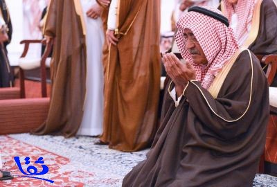 الأميران أحمد ومقرن بن عبدالعزيز يؤديان صلاة الميت على الأمير منصور ومرافقيه