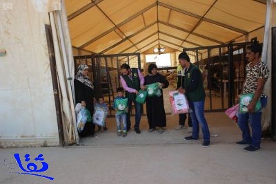 مركز الملك سلمان للإغاثة يوزع مستلزمات شتوية لأطفال اللاجئين السوريين 