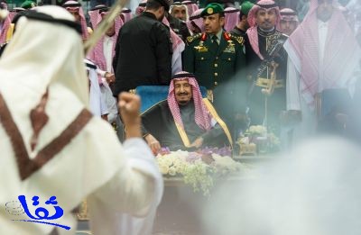الملك يشارك بالعرضة السعودية 
