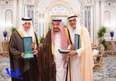 خادم الحرمين يمنح الأميران خالد الفيصل وبدر بن عبد المحسن وشاح الملك عبد العزيز