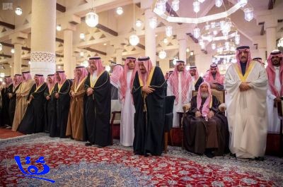 خادم الحرمين يؤدي صلاة الميت على الأمير متعب بن عبدالعزيز 