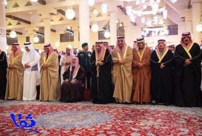 خادم الحرمين الشريفين يؤدي صلاة الميت على الأمير بندر بن محمد 