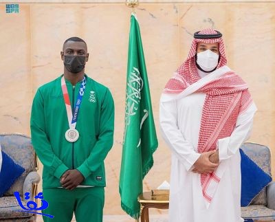 سمو ولي العهد يكرم اللاعب طارق حامدي الحائز على الميدالية الفضية في أولمبياد طوكيو