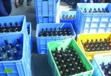إحباط تهريب 896 زجاجة خمر في «جوارب»