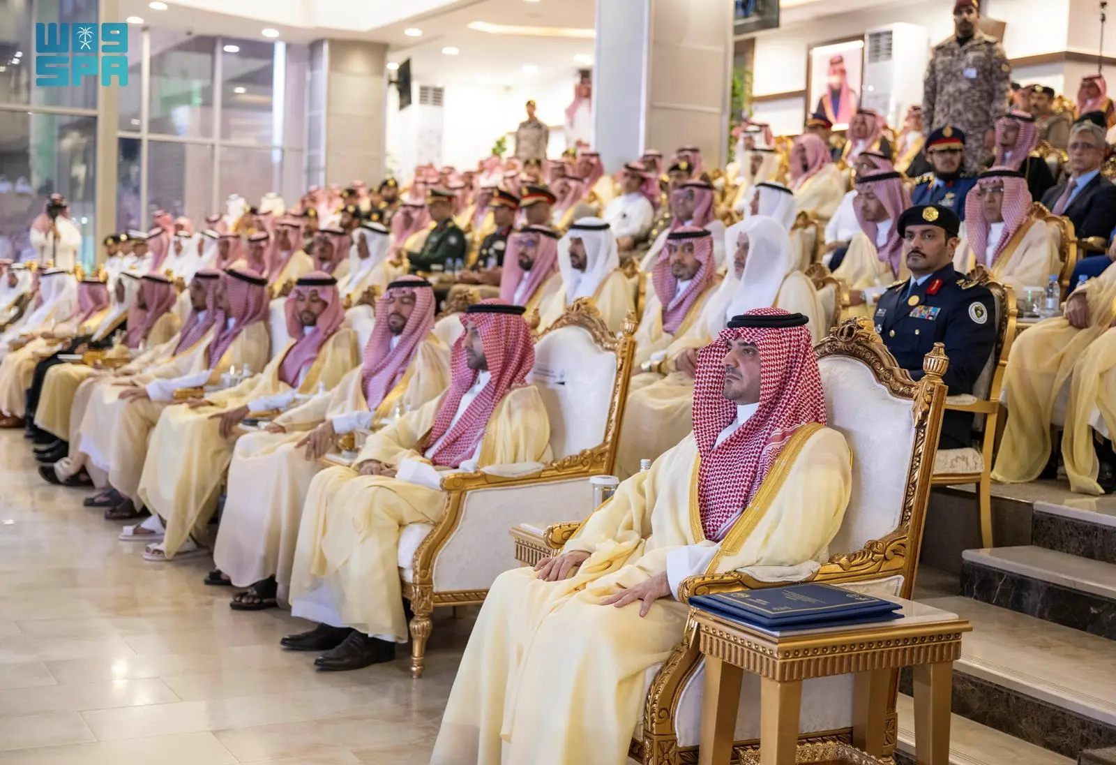 الأمير عبدالعزيز بن سعود يرعى حفل تخريج 1935 طالبًا من كلية الملك فهد الأمنية