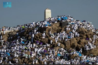 حجاج بيت الله الحرام يقفون على صعيد عرفات الطاهر