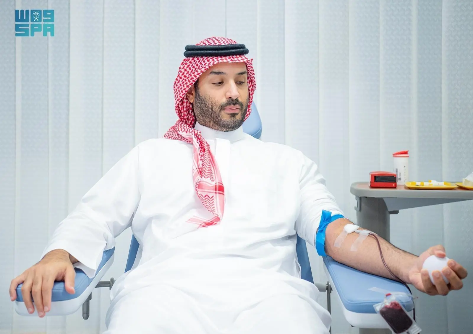 سمو ولي العهد يتبرع بالدم ويُطلق الحملة الوطنية السنوية للتبرع بالدم