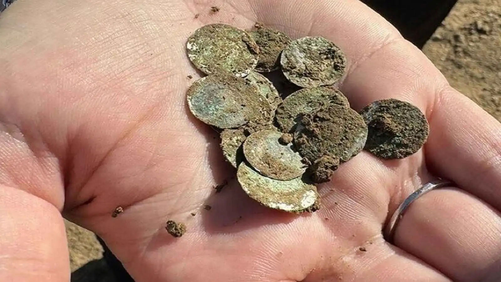 صدفة تقود سيدة للعثور على كنز عمره 900 عام