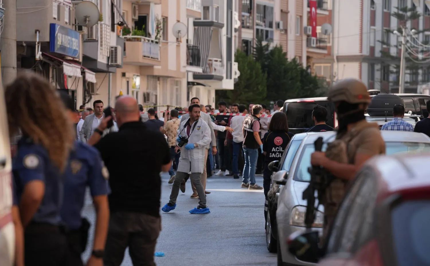 مقتل وإصابة 8 شرطيين ومدنيين بهجوم على مركز شرطة في إزمير بتركيا مقتل وإصابة 8 شرطيين ومدنيين بهجوم على مركز شرطة في إزمير بتركيا