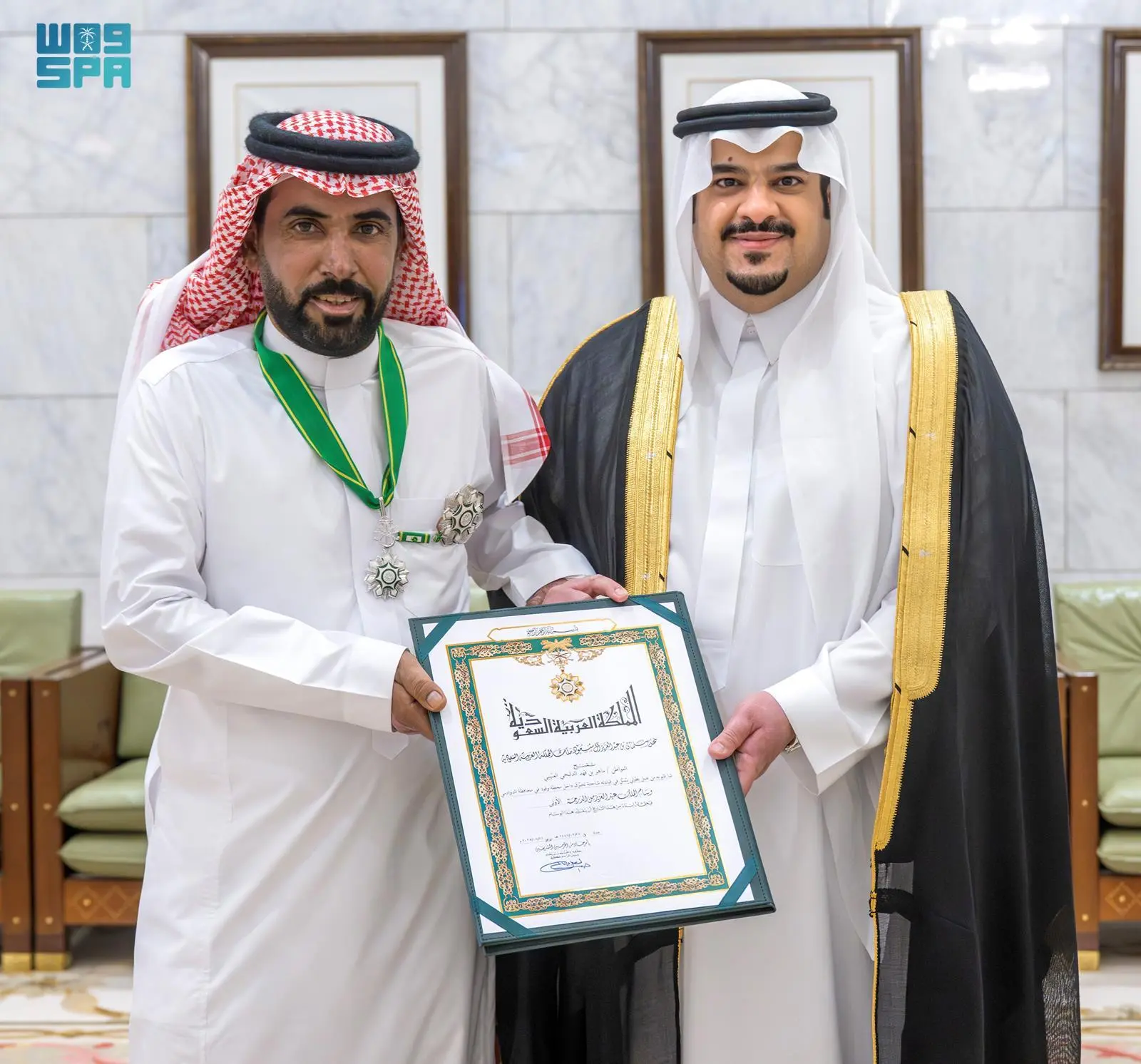 نائب أمير منطقة الرياض يُسلم وسام الملك عبدالعزيز من الدرجة الأولى للمواطن ماهر الدلبحي