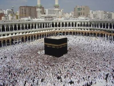 القمر يتعامد على الكعبة المشرفة فجر الجمعة
