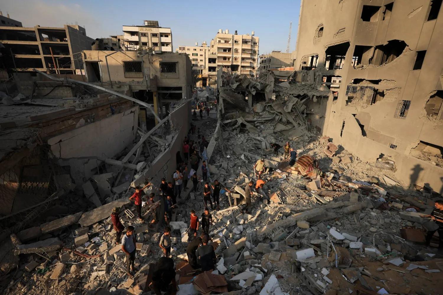 لازاريني: إسرائيل قصفت 10 مبانٍ لـ«الأونروا» بمدينة غزة خلال 4 أيام لازاريني: إسرائيل قصفت 10 مبانٍ لـ«الأونروا» بمدينة غزة خلال 4 أيام