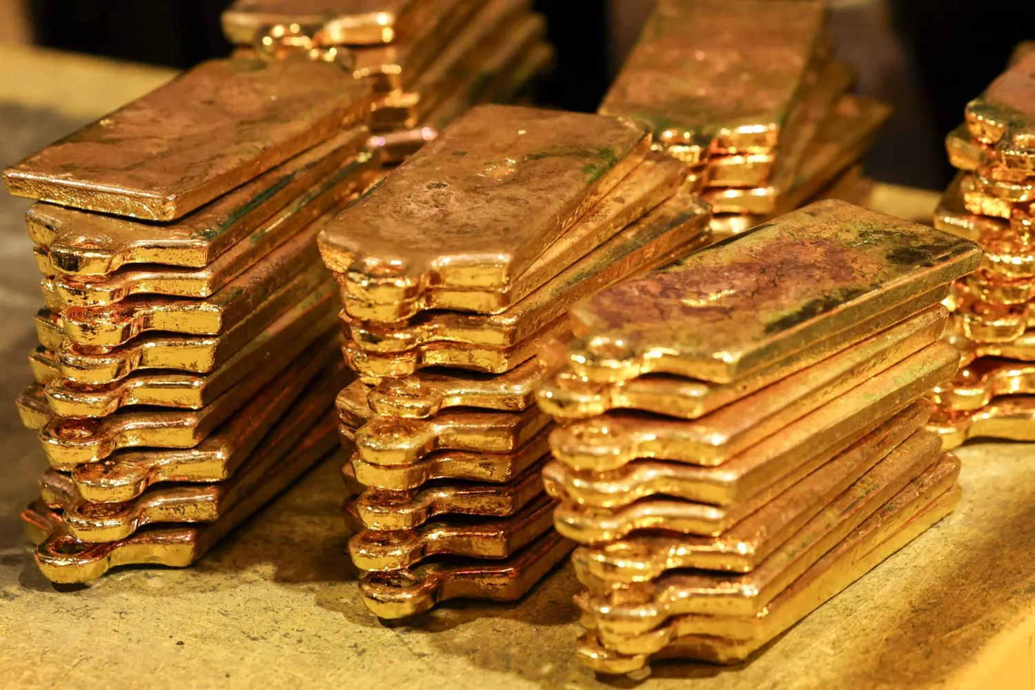 الذهب يقفز إلى أعلى مستوى تاريخي متجاوزاً 3709 دولارات للأونصة