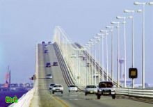 " 148 " لتراً من الخمور على جسر الملك فهد 