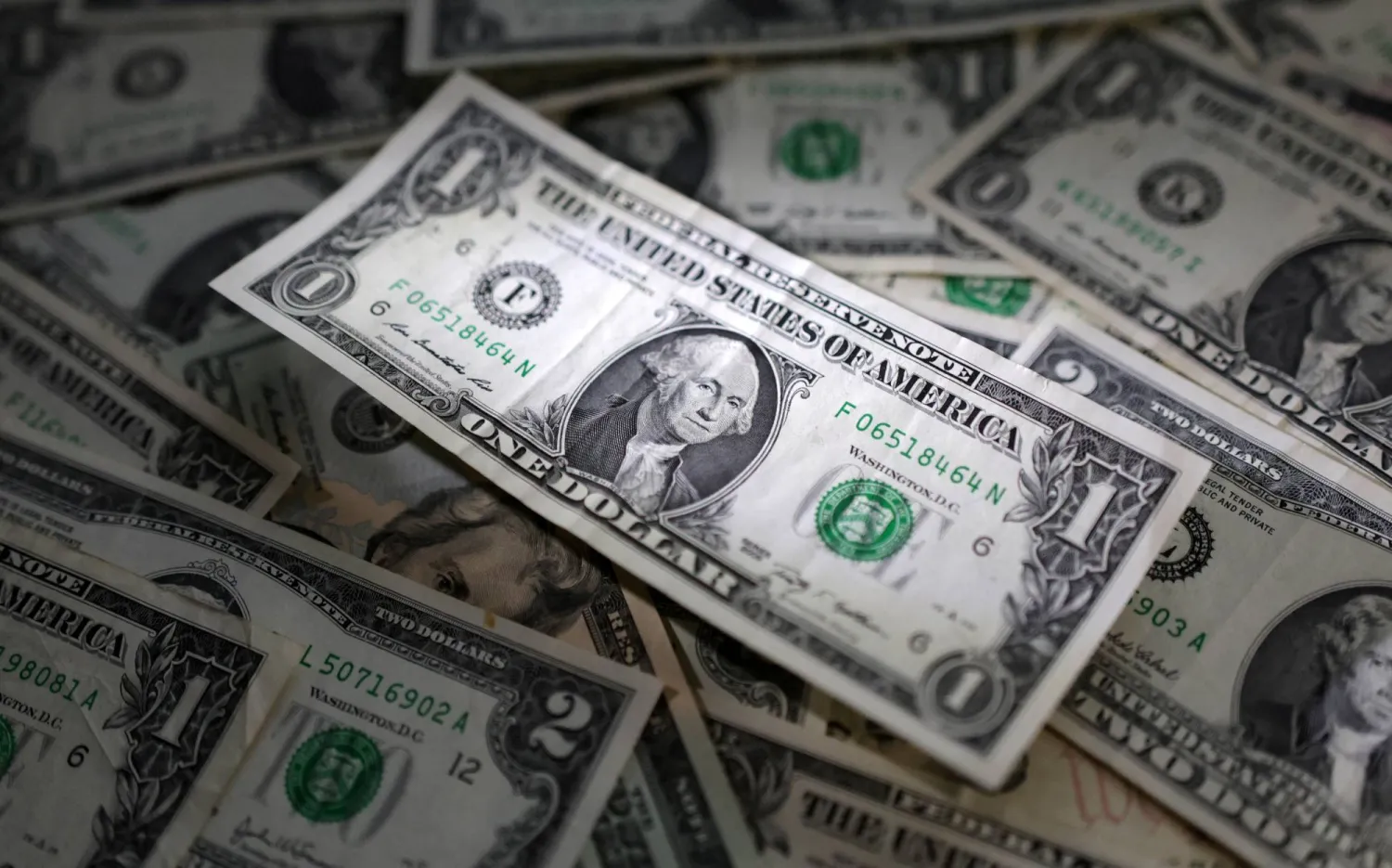 الدولار الأميركي يستقر ترقباً لإغلاق الحكومة وتأجيل تقرير الوظائف
