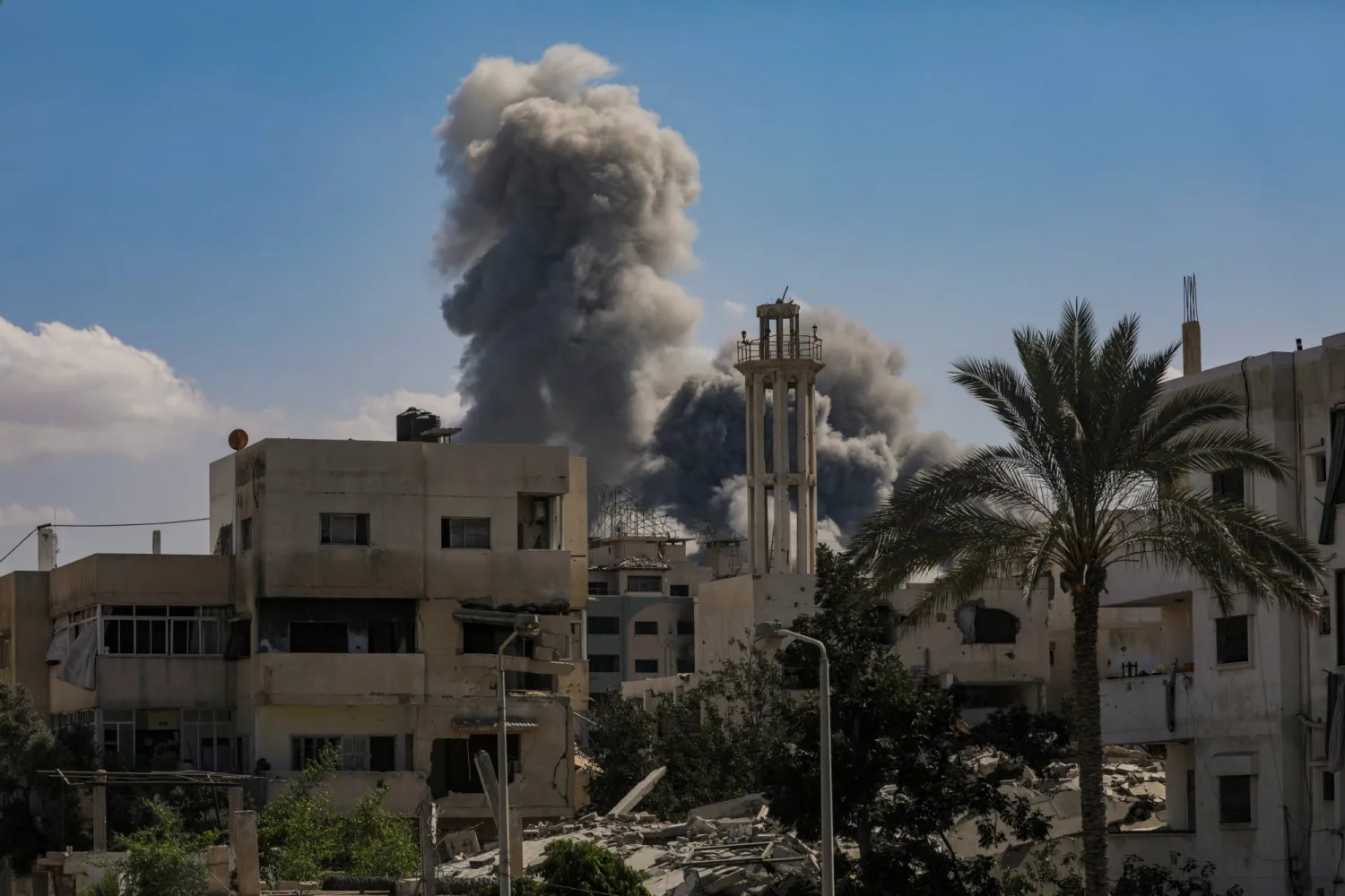 الدفاع المدني في غزة يؤكد وقوع ضربات إسرائيلية بعد الإعلان عن الاتفاق الدفاع المدني في غزة يؤكد وقوع ضربات إسرائيلية بعد الإعلان عن الاتفاق