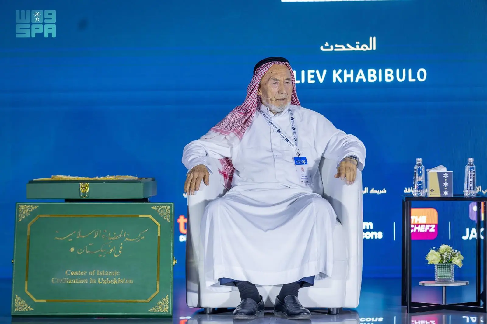 الخطاط الأوزبكي حبيب الله يستعرض تجربة كتابة المصحف الشريف بمعرض الرياض الدولي للكتاب الخطاط الأوزبكي حبيب الله يستعرض تجربة كتابة المصحف الشريف بمعرض الرياض الدولي للكتاب