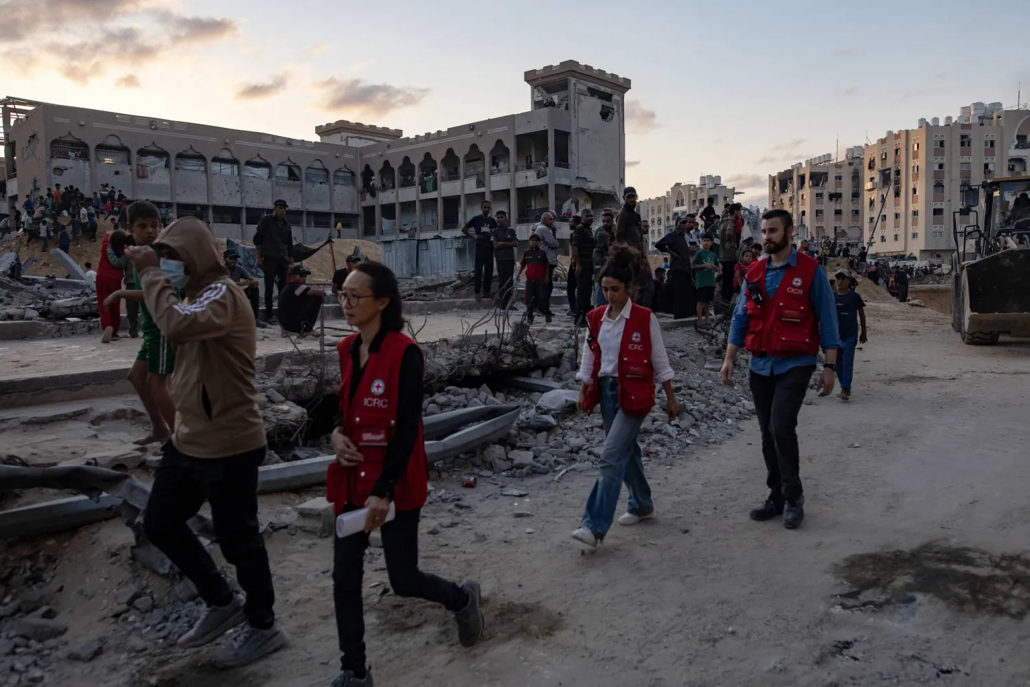 الجيش الإسرائيلي يعلن أن «الصليب الأحمر» في طريقه لتسلم جثث رهائن في غزة الجيش الإسرائيلي يعلن أن «الصليب الأحمر» في طريقه لتسلم جثث رهائن في غزة