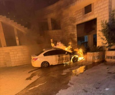 مستوطنون إسرائيليون يحرقون مركبات فلسطينيين شرق رام الله مستوطنون إسرائيليون يحرقون مركبات فلسطينيين شرق رام الله