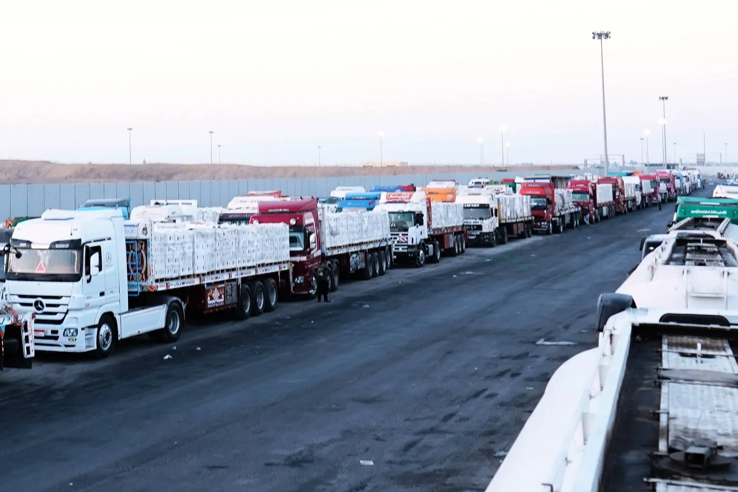 الحكومة الفلسطينية: 30% فقط من المساعدات المتفق عليها وصلت إلى غزة الحكومة الفلسطينية: 30% فقط من المساعدات المتفق عليها وصلت إلى غزة