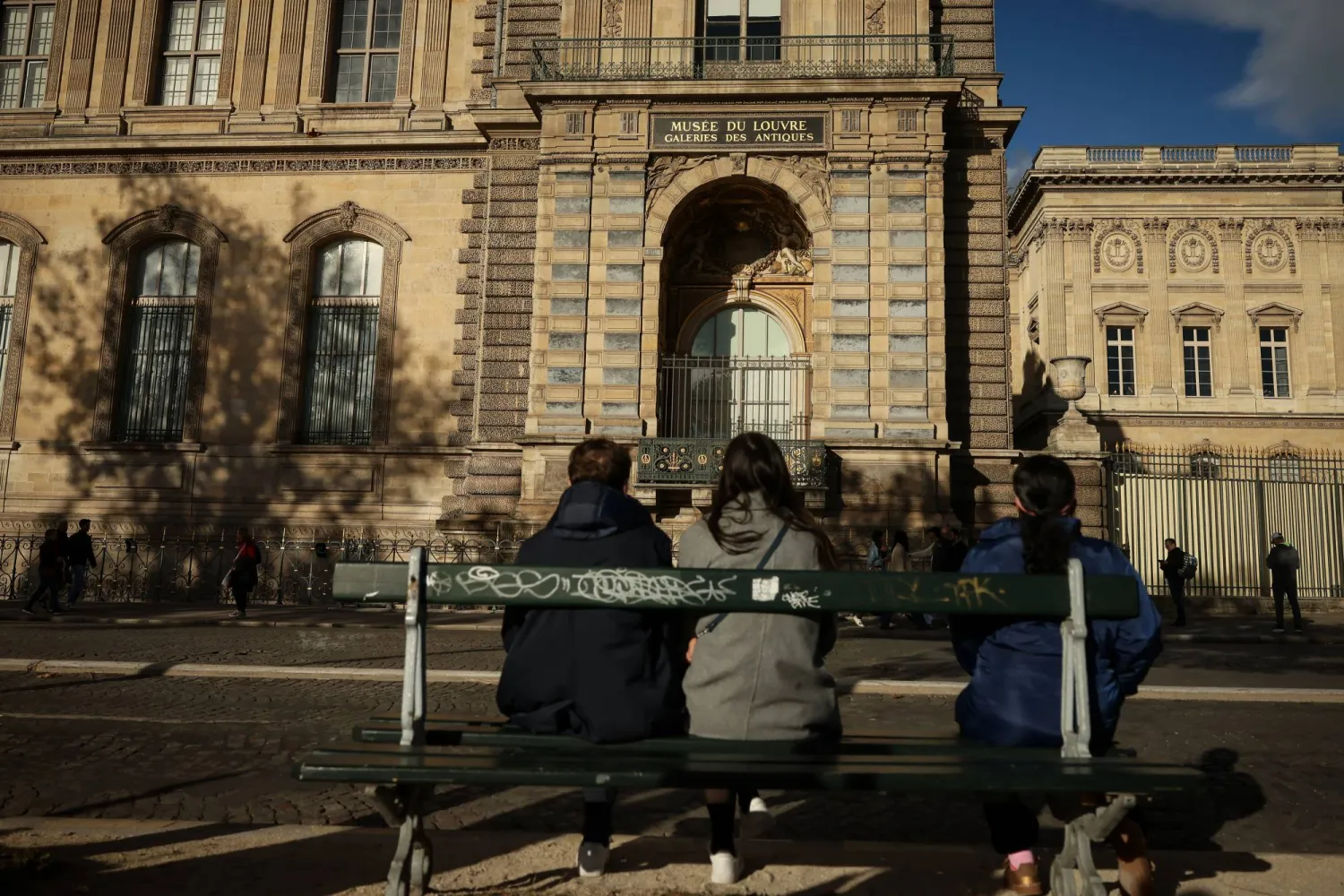 توقيف مشتبه بسرقة اللوفر قبل صعوده على الطائرة بمطار شارل ديغول