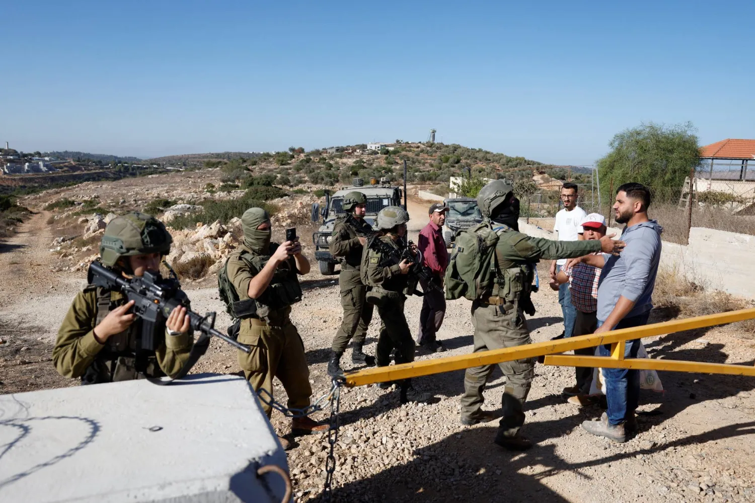 قوات إسرائيلية تعتقل فلسطينيين وتواصل اقتحاماتها في مدن الضفة الغربية قوات إسرائيلية تعتقل فلسطينيين وتواصل اقتحاماتها في مدن الضفة الغربية