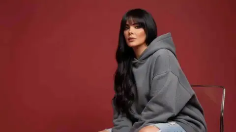 حورية فرغلي تلجأ للقضاء لاستعادة حساباتها المسروقة حورية فرغلي تلجأ للقضاء لاستعادة حساباتها المسروقة