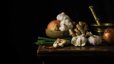 الثوم والبصل والزنجبيل.. ما يجب معرفته قبل تناولها نيئة