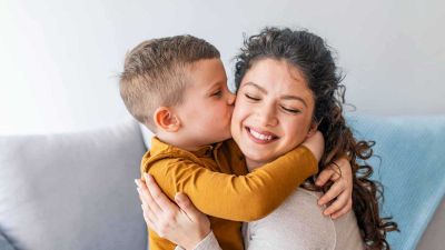 كيف تحبين طفلك بذكاء دون التخلي عن قواعد التربية؟ كيف تحبين طفلك بذكاء دون التخلي عن قواعد التربية؟