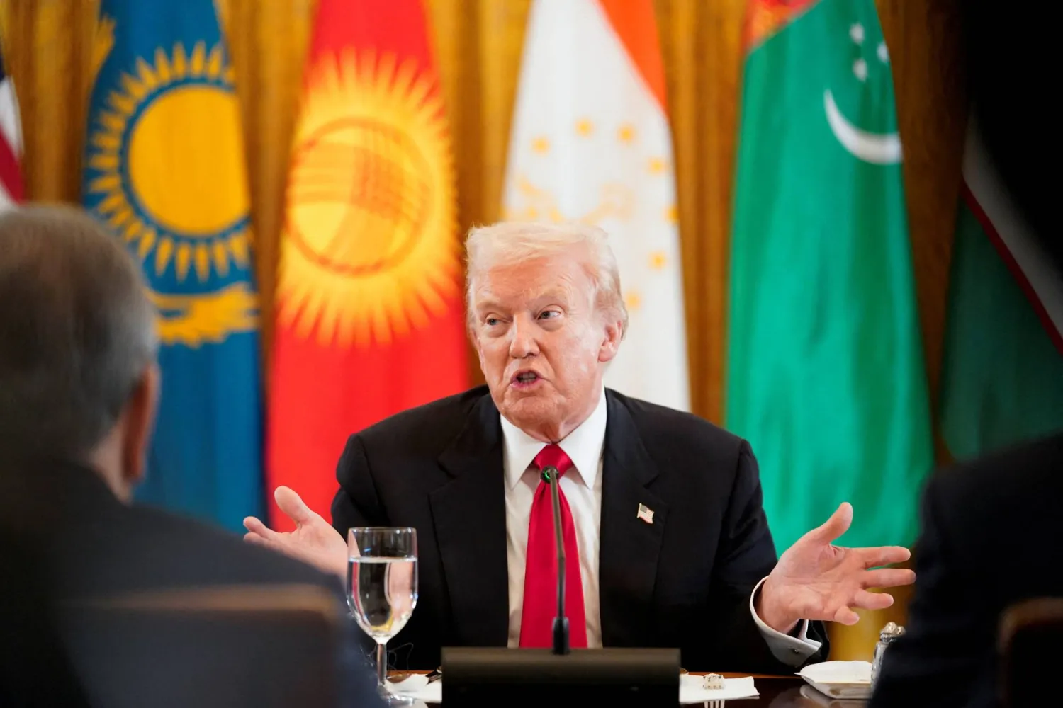 ترمب «منفتح» على النظر في طلب إيران رفع العقوبات الأميركية