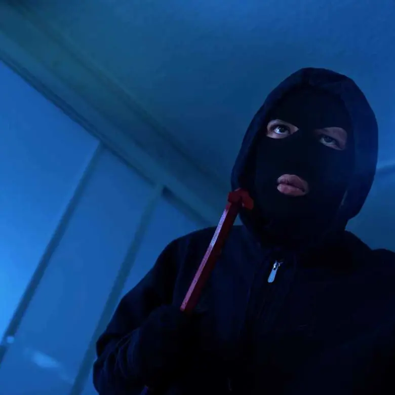 نام أثناء السرقة... فاستيقظ ليجد الشرطة في وجهه