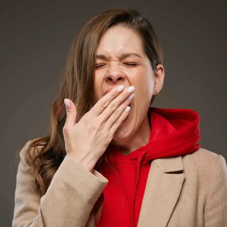 تثاؤب يُصيب امرأة بكسر في الرقبة ويهدد حياتها تثاؤب يُصيب امرأة بكسر في الرقبة ويهدد حياتها