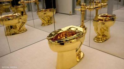 مرحاض ذهبي يُباع بـ12.1 مليون دولار في نيويورك مرحاض ذهبي يُباع بـ12.1 مليون دولار في نيويورك