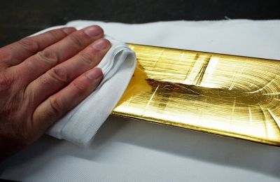 فرنسي يعثر على سبائك ذهبية في حديقة منزله